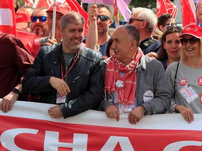 Los secretarios generales de CC OO y UGT, Unai Sordo y Pepe Álvarez, encabezan la manifestación central del Primero de Mayo en Madrid. 