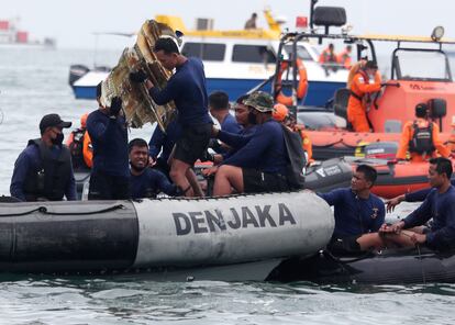 Buceadores militares indonesios extraen restos de un avión durante la operación de busca de la aeronave desaparecido de la línea Sriwijaya Air