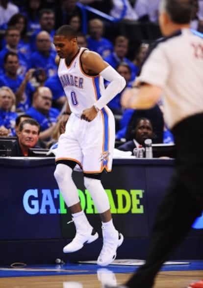 Russell Westbrook, tras lesionarse durante el duelo entre los Thunder y los Rockets.