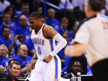 Russell Westbrook, tras lesionarse durante el duelo entre los Thunder y los Rockets.