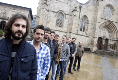 En primer término, Luis Acebes, quien encarnará a Jesús en el vía crucis viviente de Balmaseda de este año, ayer, junto a otros ocho vecinos de la localidad que han interpretado el mismo papel en años anteriores.