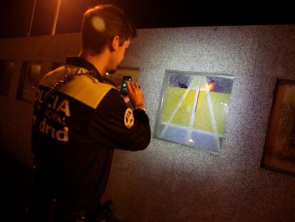 Un polic&iacute;a municipal fotograf&iacute;a los da&ntilde;os en el monumento.