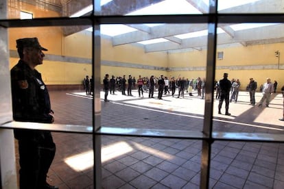 Interior del Centro de Internamiento de Extranjeros de la Zona Franca de Barcelona.