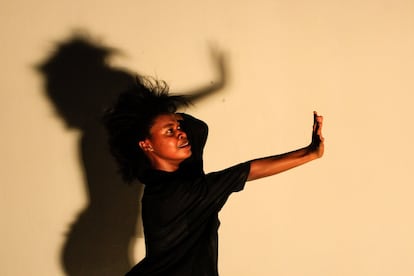 Robert Ssempijja y Daphne Tumwebaze bailan para el proyecto 'Shadowed' de Esther Mbabazi. 