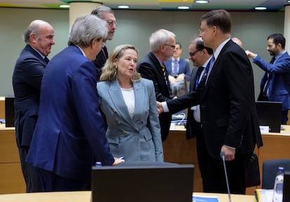 Desde la izquierda; el vicepresidente del BCE, Luis de Guindos;  el comisario Paolo Gentiloni (de espaldas); Nadia Calviño; el presidente del BEI, Werner Hoyer; el ministro maltés de Finanzas, Clyde Caruana; y el vicepresidente de la Comisión, Valdis Dombrovskis, en julio en Bruselas.