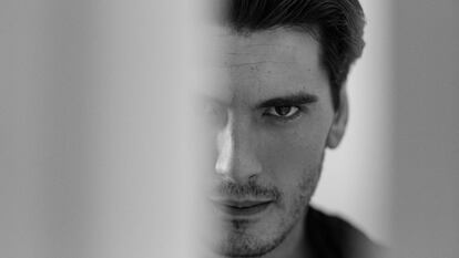 Yon González, uno de los rostros más reconocidos de la televisión, vuelve al cine con el drama 'Érase una vez en Euskadi'.