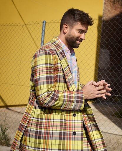 En esta imagen Pablo Alborán, como el diablo, viste de PRADA.