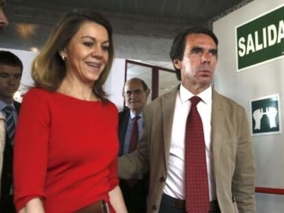 El expresidente del Gobierno, Jos&eacute; Mar&iacute;a Aznar, junto a la secretaria general del PP, Mar&iacute;a Dolores de Cospedal, en los cursos de verano de FAES.