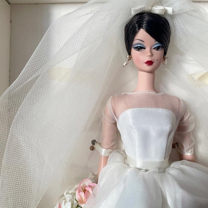 Barbie Coleccionista (Mexico)
Number of dolls: about 200
Collector type: bought in box, but displayed out of box
Collection items: Barbie + clothing sets
Focus of the collection: Silkstone Barbie
First Barbie in the collection: Jewel Hair Mermaid Barbie, 1995 edition