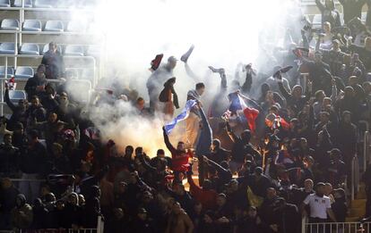 Los aficionados del PSG celebran el primer gol de su equipo.