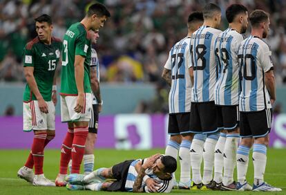 Ángel Di María, en el suelo junto a la barrera que forman sus compañeros ante una falta de México. 