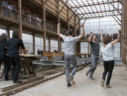 Actuación de danza durante la presentación de la quilla de la nao 'San Juan'. una réplica de un ballenero del siglo XVI que hará de embajada itinerante de San Sebastián 2016.