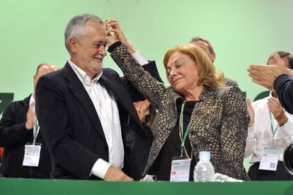 El secretario general saliente del PSOE-A, José Antonio Griñán, saluda a Amparo Rubiales durante el congreso extraordinario del PSOE-A.