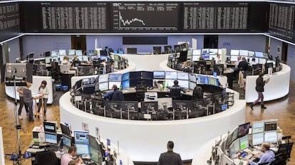 Corredores de bolsa trabajan en el parqué de Fráncfort (Alemania).