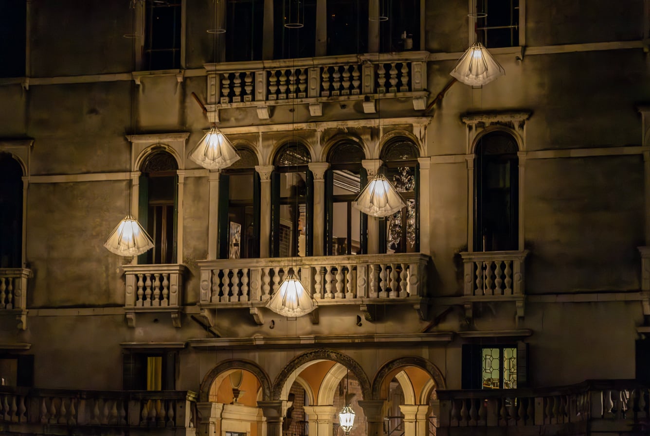 “Queríamos crear un momento de maravilla y bajar el ritmo de la gente”: ‘Shy Society’, la instalación que flota sobre el Gran Canal de Venecia