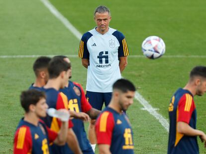 Luis Enrique dirige el entrenamiento de este viernes en el estadio de La Romareda, Zaragoza.