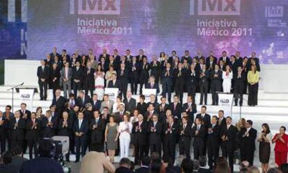 Foto general de los firmantes del Acuerdo para la Cobertura Informativa de la Violencia en México, cerrado en el Museo de Antropología de Ciudad de México.