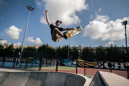 El skater español Danny León entrenando en Boadilla del Monte, en Madrid.