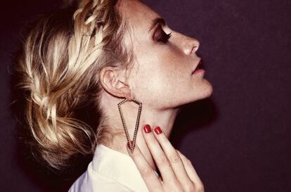 La modelo Poppy Delevingne viste camisa con cuello redondo en algodón blanco de Y-3. Pendientes y brazalete en cobre de Jennifer Fisher Jewelry.
