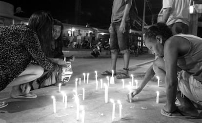 Vecinos del complejo de Alemão, en Río de Janeiro, pone velas tras la muerte de un niño en abril pasado.