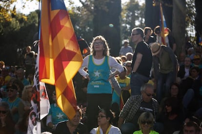 Una mujer con la camiseta de una de las manifestaciones de la Diada, en la marcha contra la sentencia del 'procés' en Barcelona.