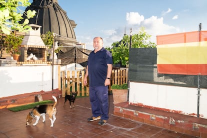 
Antonio Muñoz, portero de una de las fincas, en la terraza donde tiene su piso desde hace 22 años. 
