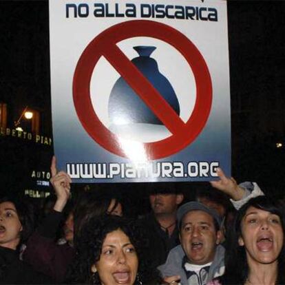 Protesta en la región de Nápoles contra la suspensión de la recogida de basuras.