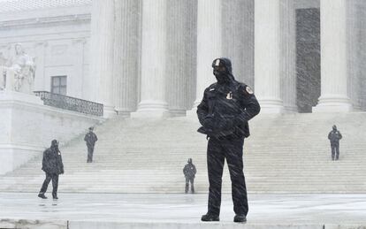 La capital del país, Washington D.C., está en el centro de una tormenta que tiene en máxima alerta a 29 millones de personas y afectará a un total de 85 millones. En la imagen, fuerte nevada junto al Capitolio en Washington. 