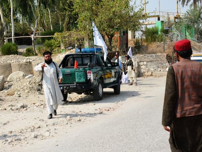 Milicianos talibanes custodian el lugar de una de las explosiones de este sábado en la ciudad oriental de Jalalabad, en Afganistán.