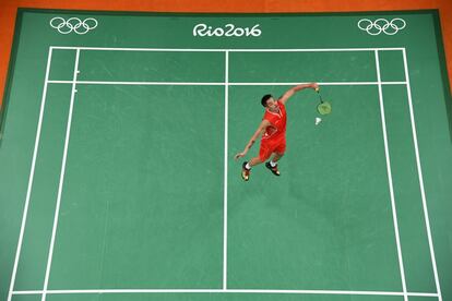 Dan Lin (China) compite contra Srikanth Kidambi (India) durante los cuartos de final de bdminton. 