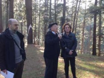 Josune Aristondo y Agustín Ibarrola visitan este miércoles el bosque de Oma. 