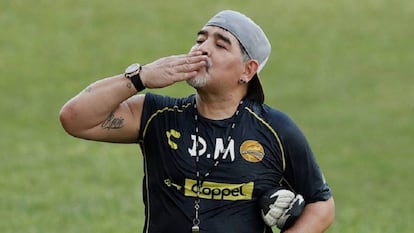 Diego Maradona saluda durante su primer entrenamiento en Dorados de Sinaloa, en septiembre de 2018.