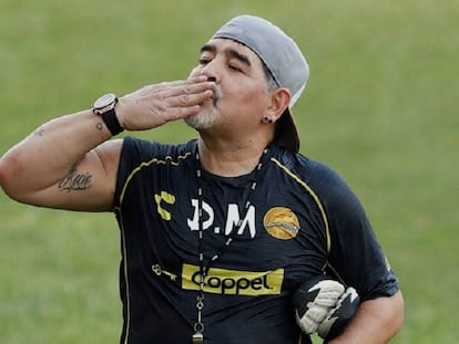 Diego Maradona saluda durante su primer entrenamiento en Dorados de Sinaloa, en septiembre de 2018.