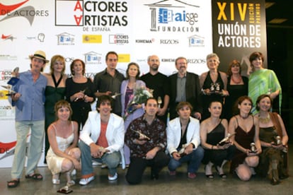 Fotografa <i>de familia</i> de los galardonados con los Premios de la Unin de Actores tras la ceremonia.