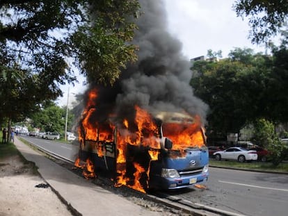 Bus quemado en Honduras.