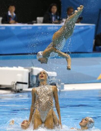 El equipo español de natación sincronizada, en el ejercicio de ayer