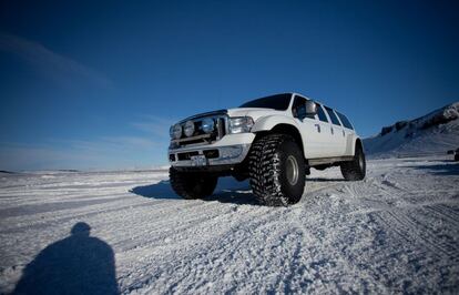 Un todoterreno de ruedas especiales de la agencia islandesa Lux Adventures que hace posible paseos en coche por glaciares.