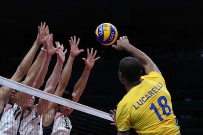 O brasileiro Lucarelli rebate a bola durante uma partida de vôlei entre Brasil e Estados Unidos.