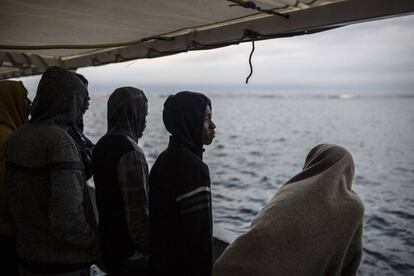 Un grupo de migrantes miran desde la cubierta del barco de Open Arms antes de llegar al puerto de Crinavis en Algeciras.