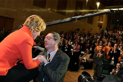 Alberto Ruiz-Gallardón agradece los elogios de Esperanza Aguirre en el congreso del PP de Madrid.