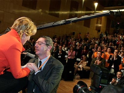 Alberto Ruiz-Gallardón agradece los elogios de Esperanza Aguirre en el congreso del PP de Madrid.