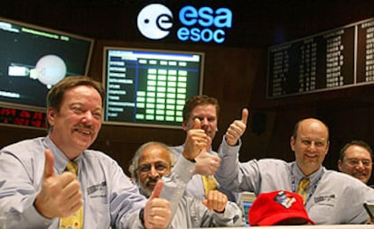 Los especialistas de control de la sonda europea <i>Mars Express</i> muestran su alegría tras saber que la nave se insertó correctamente en la órbita de Marte.