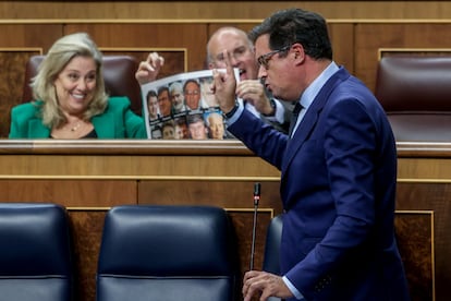 Macarena Montesinos y Miguel Tellado exhiben una foto de víctimas del terrorismo etarra durante una intervención de Óscar López en el Congreso, el pasado jueves.