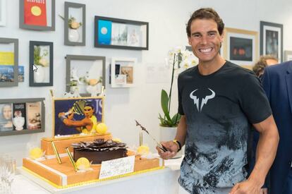 Nadal posa con su tarta de cumpleaños en Roland Garros.