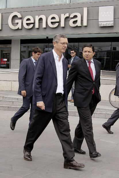 Alberto Ruiz-Gallardón a la salida del hospital, tras visitar a Cobo.