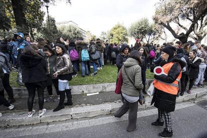 Estudiants i professors als voltants d&#039;una escola de Roma.