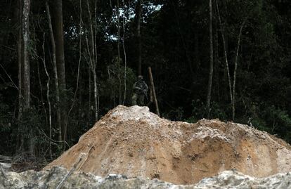 Un agente del IBAMA inspecciona una mina de oro ilegal en la Amazonia de Novo Progresso, el 5 de noviembre de 2018.