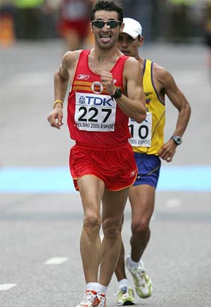 Ruiz (84), Casado (6) y Fernández (115), en la recta final de los 1.500 metros.