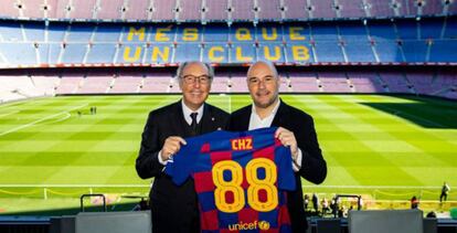 Josep Pont (i), directivo responsable del Área Comercial del FC Barcelona, y Alexandre Dreyfus (d), CEO y Fundador de Socios.com y Chiliz, sostienen una camiseta del FC Barcelona para ilustrar el acuerdo de patrocinio.
