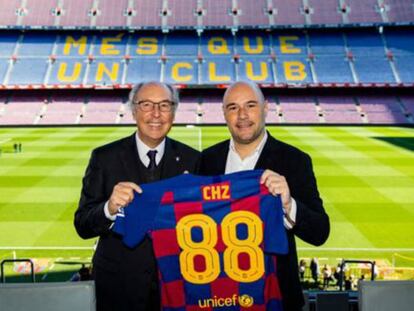 Josep Pont (i), directivo responsable del Área Comercial del FC Barcelona, y Alexandre Dreyfus (d), CEO y Fundador de Socios.com y Chiliz, sostienen una camiseta del FC Barcelona para ilustrar el acuerdo de patrocinio.